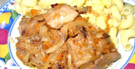 Тушеная индейка с луком