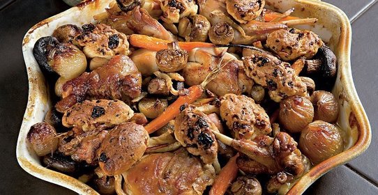 Рагу из кролика с клецками из изюма и душистым перцем