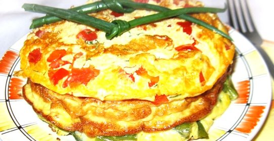 Омлет с тунцом и помидорами