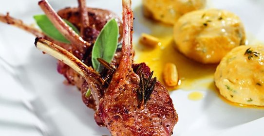 Баранина и ленивые вареники с ароматными травами с соусом из шалфея