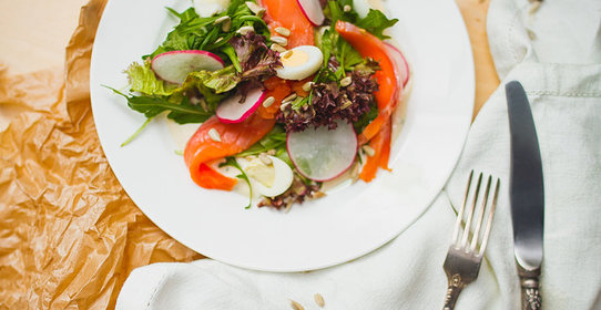 Салат с копченой семгой