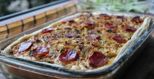 Пирог с сардельками