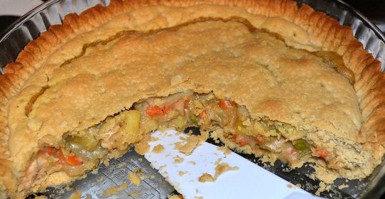 Закрытый куриный пирог с овощами и сливочным соусом