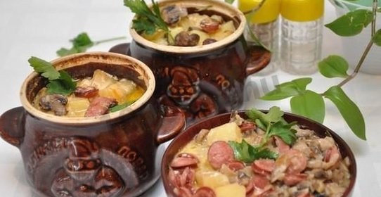 Охотничьи колбаски с картофелем в горшочках