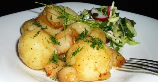 Молодой картофель с салом и луком