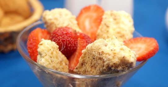 Мороженое в ореховой корочке с клубникой