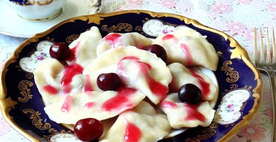 Вареники с вишней и вишневым соусом