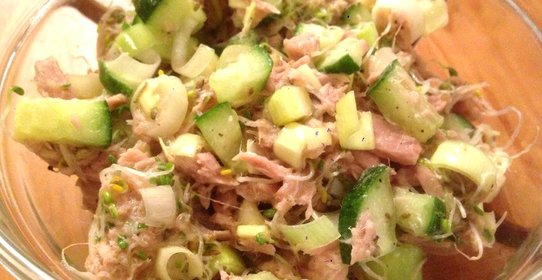 Салат из тунца, лука-порея и ростков люцерны