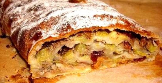 Штрудель с ревенем, сушеной клюквой и грецкими орехами