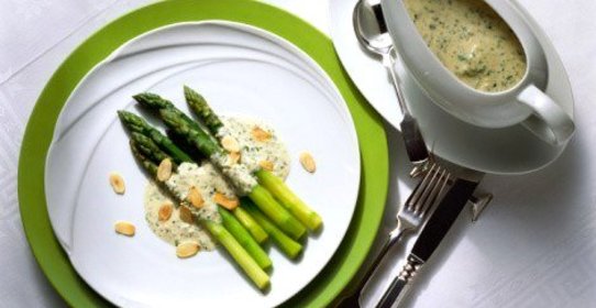 Спаржа на гриле с грибным майонезом