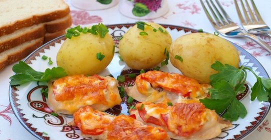 Филе индейки запечённое с помидорами и луком