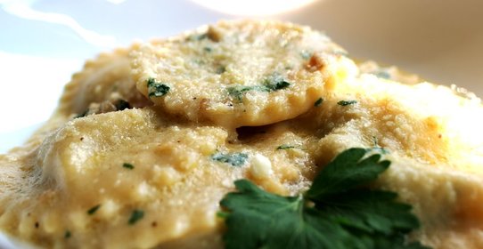 Равиоли с гребешками и креветками в сливочном соусе