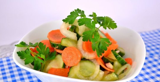 Маринованный салат из моркови и огурцов