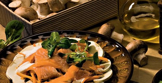 Салат из свежих шампиньонов и копченого лосося