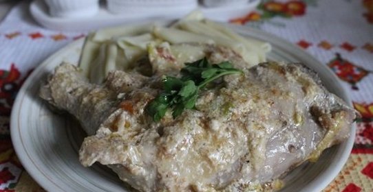 Куриные окорочка с пореем и черри в сливочном соусе