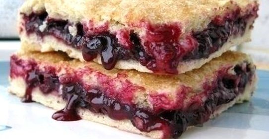 Постный пирог с черной смородиной