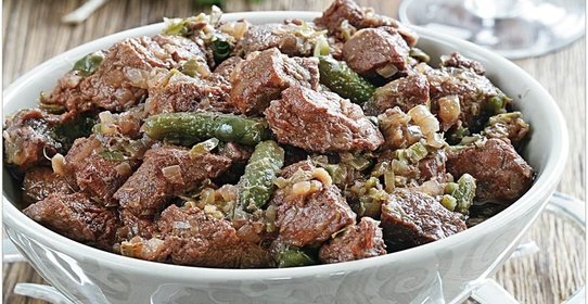 Говядина с анчоусами, корнишонами и каперсами