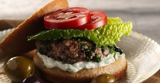 Бургер с томатами и мятой в йогуртово-сырном соусе
