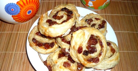 Слойки с изюмом