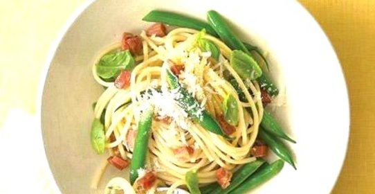Спагетти с беконом, зеленой фасолью и базиликом