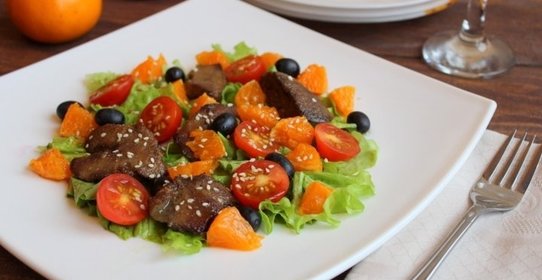 Салат с куриной печенью и мандаринами