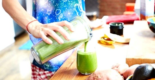 Смузи со шпинатом и миндальным молоком