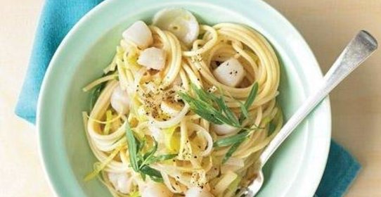 Спагетти с морскими гребешками и луком