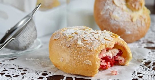 Завитушки с творогом и вишней