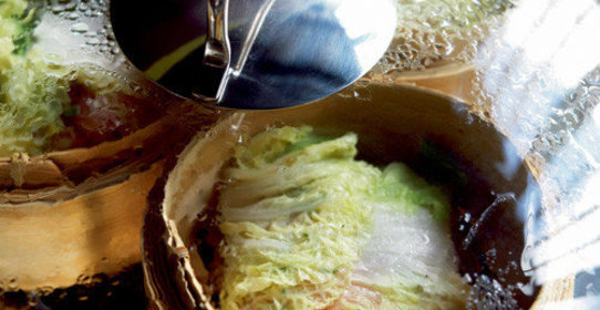 Рулет с форелью и китайской капустой