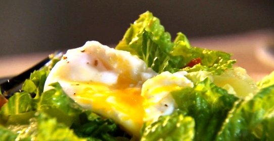 Салат с беконом и яйцом