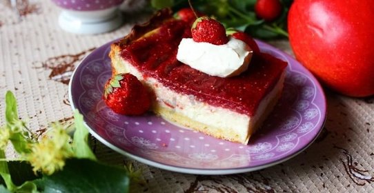 Пирог с клубникой и творогом