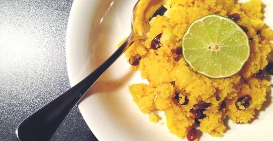 Кускус с яблоками, изюмом и черносливом