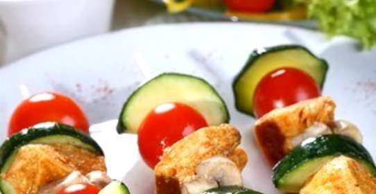 Куриные шашлыки с грибами и черри