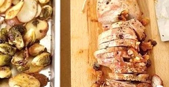 Свинина фаршированная абрикосами с картофелем и капустой