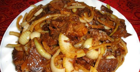 Мясо с луком на сковороде