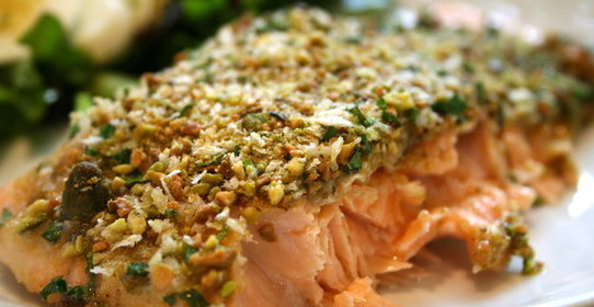 Филе лосося с сыром и орехами