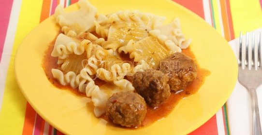 Тефтели с лапшой в томатном соусе