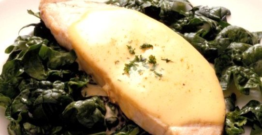 Соленая треска со шпинатом и соусом бешамель