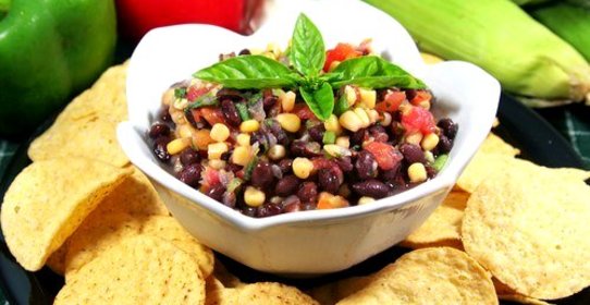 Салат с жареной кукурузой, черной фасолью и манго