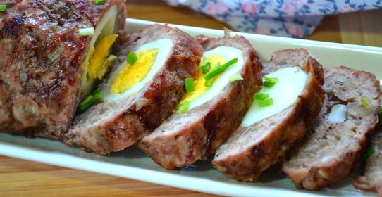 Мясной рулет с яйцом в духовке