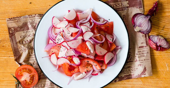 Салат из редиски с помидорами и сладким луком