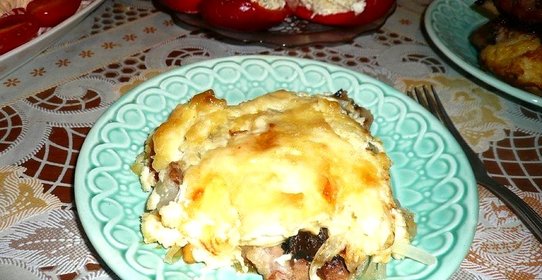 Свинина с черносливом под сыром