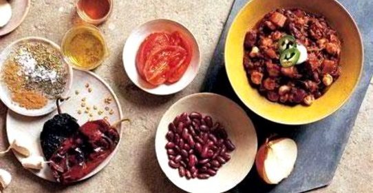 Свинина с чили, фасолью и помидорами