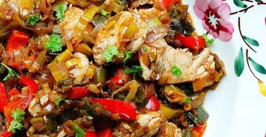 Курица с овощами в красном вине
