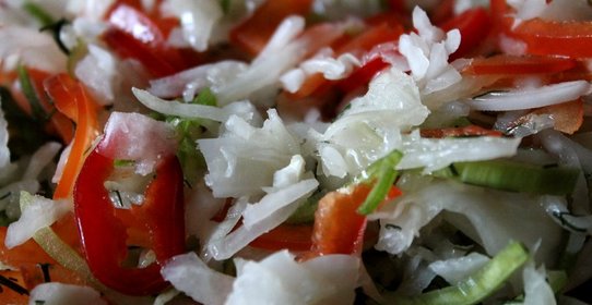 Зимний салат из квашеной капусты с болгарским перцем