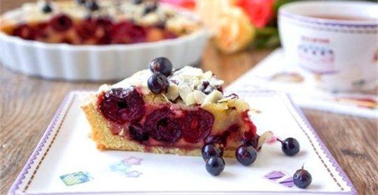 Пирог с вишней и черной смородиной