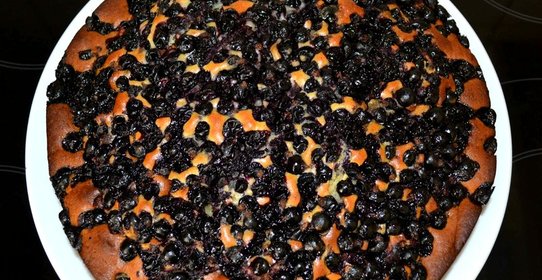 Быстрый пирог с замороженными ягодами