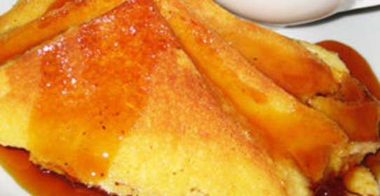 Английский хлебный пудинг с соусом виски-карамель