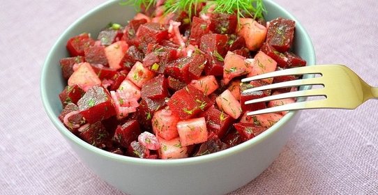 Салат со свеклой и зеленым яблоком