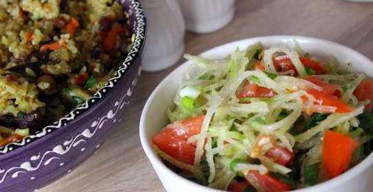 Сочный салат из зеленой редьки к плову